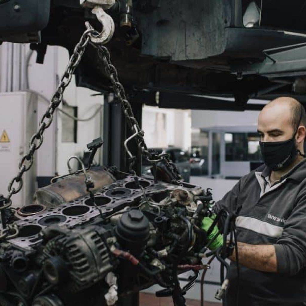 Cómo se cambia la bateria del coche