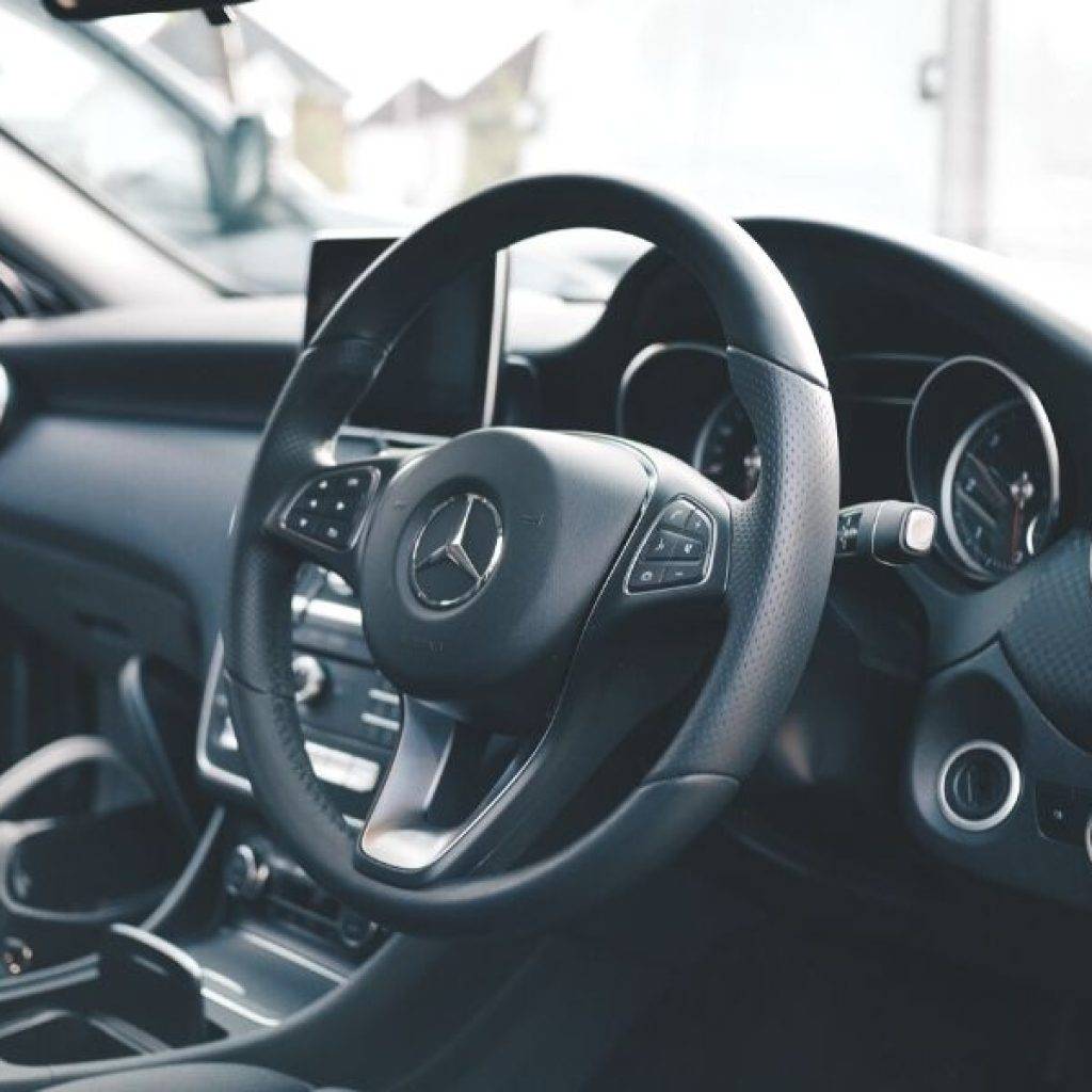 Cosas que deberías hacer antes de montarte en el coche